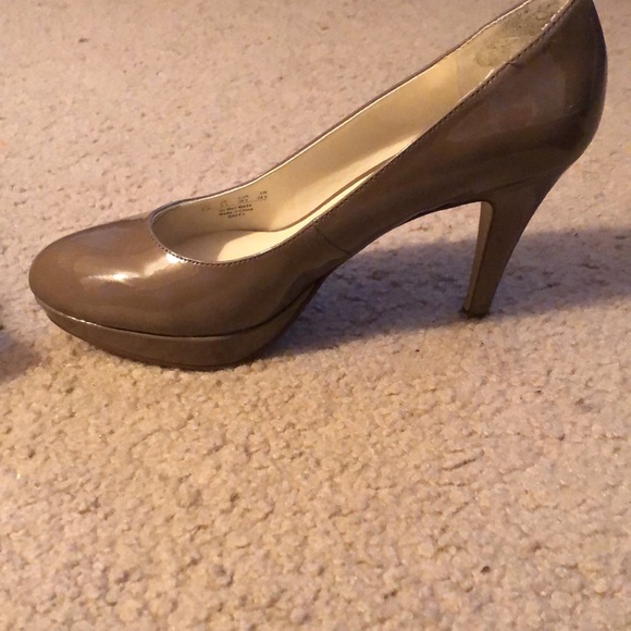 Naturalizer Daffy taupe heels - Picture 3 of 3